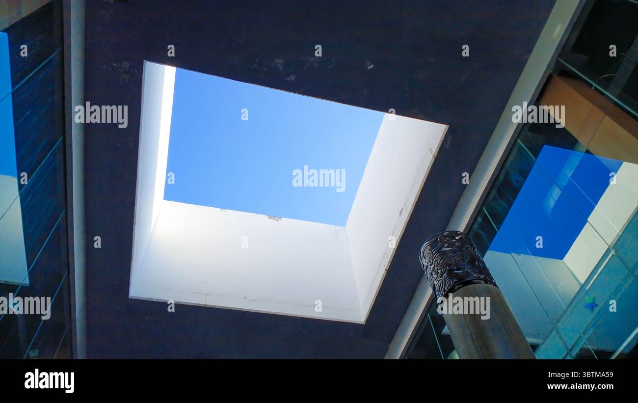 Edificio moderno con sfondo blu del cielo. Sfondo per progetto o preventivi. Foto Stock