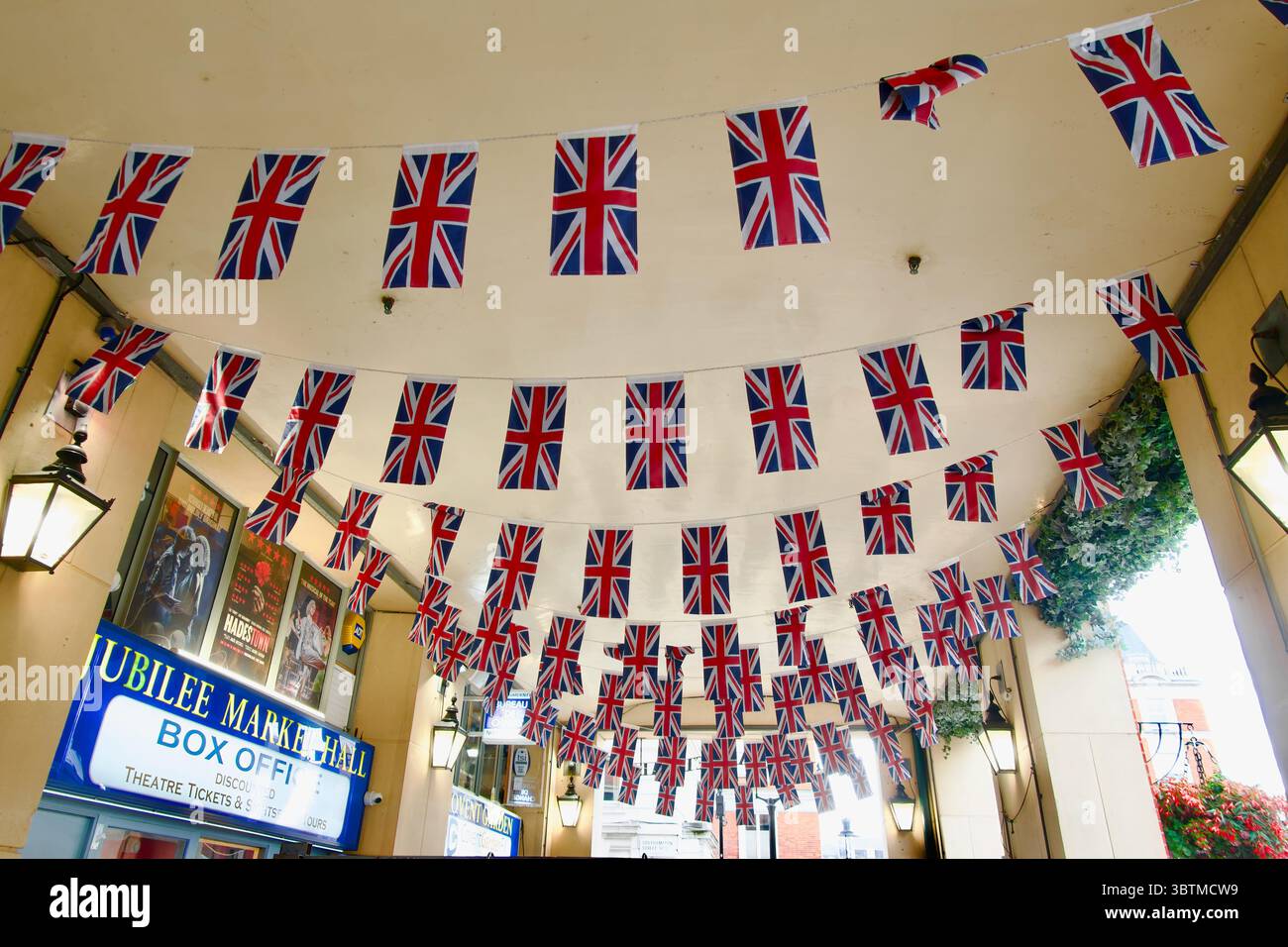 Interno del Jubilee Market Hall con bandiera Union Jack appesa al soffitto Covent Garden Londra Inghilterra Regno Unito Europa Foto Stock