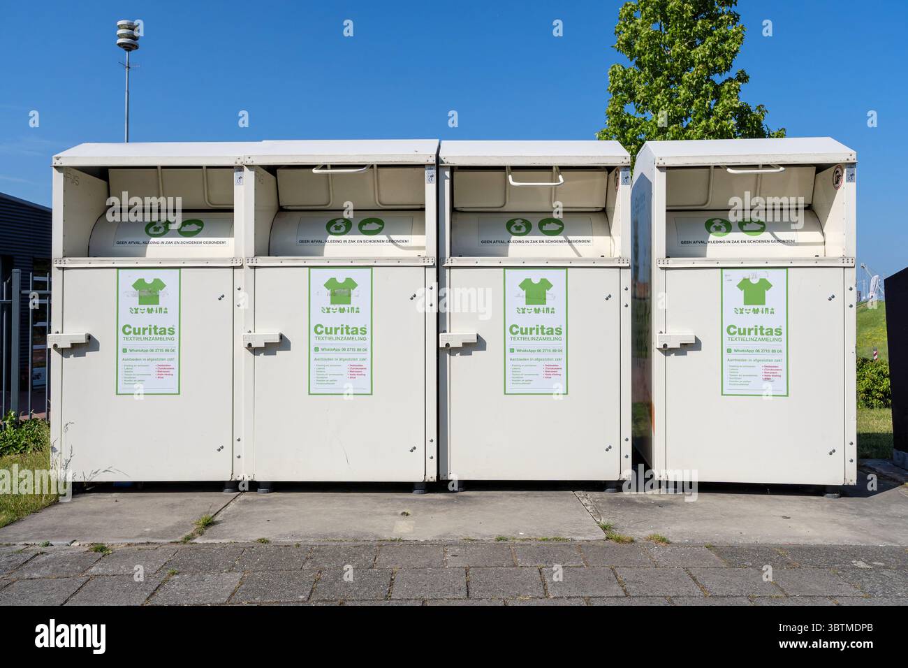 Curitas usava i contenitori per la raccolta di vestiti Foto Stock