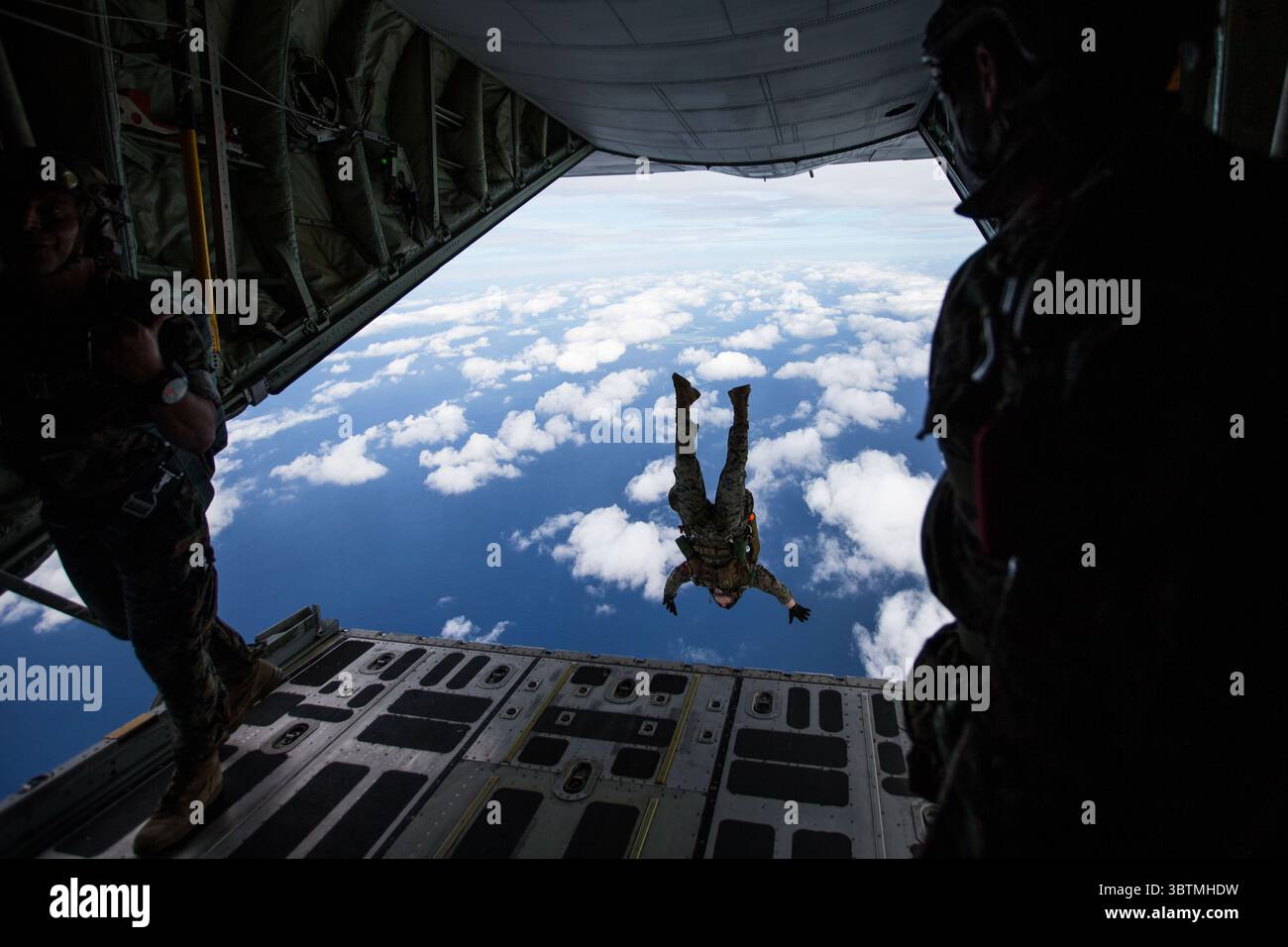30 ottobre 2019 - Okinawa, Giappone - Marines statunitensi con il 3rd Reconnaissance Battalion, 3rd Marine Division conducono operazioni di paracadute saltando da un KC-130 Hercules su IE Shima, Okinawa, Giappone, 28-30 ottobre 2019. Questo addestramento combinato includeva i Marines del 3rd Transportation Support Battalion, del 3rd Marine Logistics Group, così come il supporto del Marine Aerial Refueler Transport Squadron 152 e del Marine Light Attack Helicopter Squadron 169, 1st Marine Aircraft Wing. Questo addestramento militare assicura che i Marines della III Marine Expeditionary Force siano costantemente addestrati e pronti a fornire aer Foto Stock
