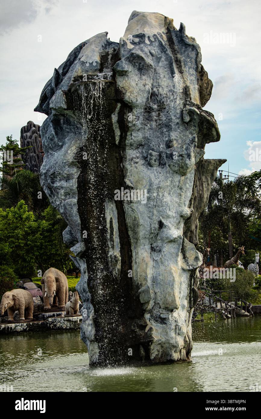 Splendida fontana fatta di pietre artificiali nel Bangladesh Park Foto Stock