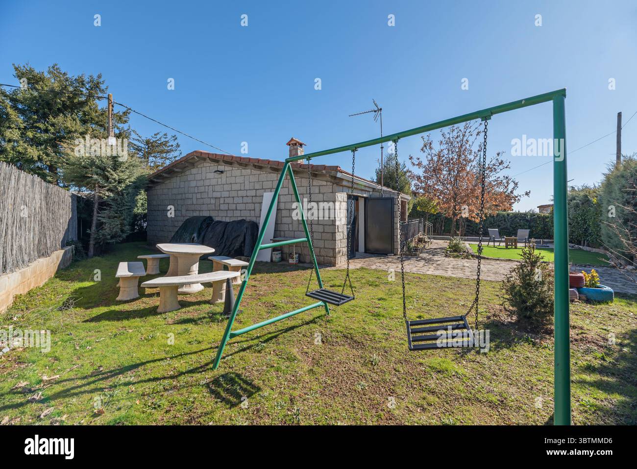 Altalene: Oltre al puro divertimento, l'oscillazione aiuta a sviluppare un senso di equilibrio, coordinazione e consapevolezza del corpo Foto Stock