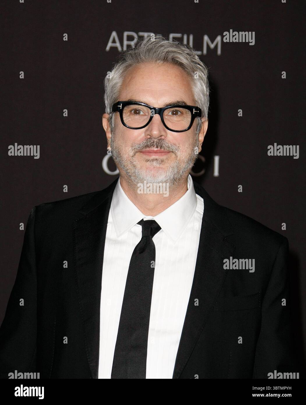 2 novembre 2019, Los Angeles, CA, Stati Uniti: LOS ANGELES, CALIFORNIA - 2 NOVEMBRE: Alfonso CuarÃ³n arriva al LACMA Art + Film Gala presentato da Gucci il 2 novembre 2019 a Los Angeles, California. Foto: Crash/imageSPACE (immagine di credito: © Imagespace via cavo ZUMA) Foto Stock
