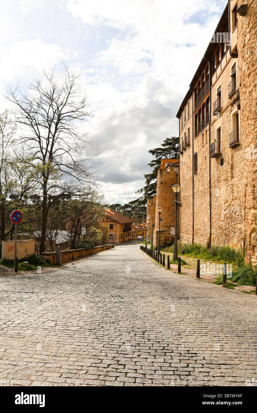 Segovia, Castilla y Leon, Spagna - 6 aprile 2025: Passeggiata Isabella II chiamata anche Paseo del Salon de Isabel II nella città vecchia di Segovia Foto Stock