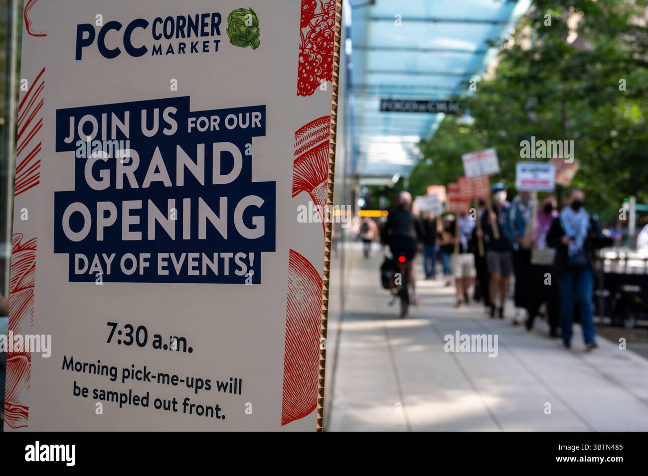 Seattle, Stati Uniti. 15 luglio 2025. Poco dopo le 9:00, i socialisti democratici d'America e gli attivisti pro Palestina si riuniscono alla grande apertura del mercato del PCC nella Torre di Piazza Rainier. Gli attivisti chiedono al PCC di cedere da circa mezza dozzina di marchi israeliani. Mentre la guerra a gaza continua, le aziende stanno ricevendo maggiori pressioni da parte degli attivisti pro Palestina per cedere. Crediti: James Anderson/Alamy Live News Foto Stock