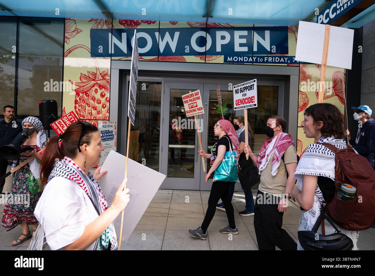 Seattle, Stati Uniti. 15 luglio 2025. Poco dopo le 9:00, i socialisti democratici d'America e gli attivisti pro Palestina si riuniscono alla grande apertura del mercato del PCC nella Torre di Piazza Rainier. Gli attivisti chiedono al PCC di cedere da circa mezza dozzina di marchi israeliani. Mentre la guerra a gaza continua, le aziende stanno ricevendo maggiori pressioni da parte degli attivisti pro Palestina per cedere. Crediti: James Anderson/Alamy Live News Foto Stock