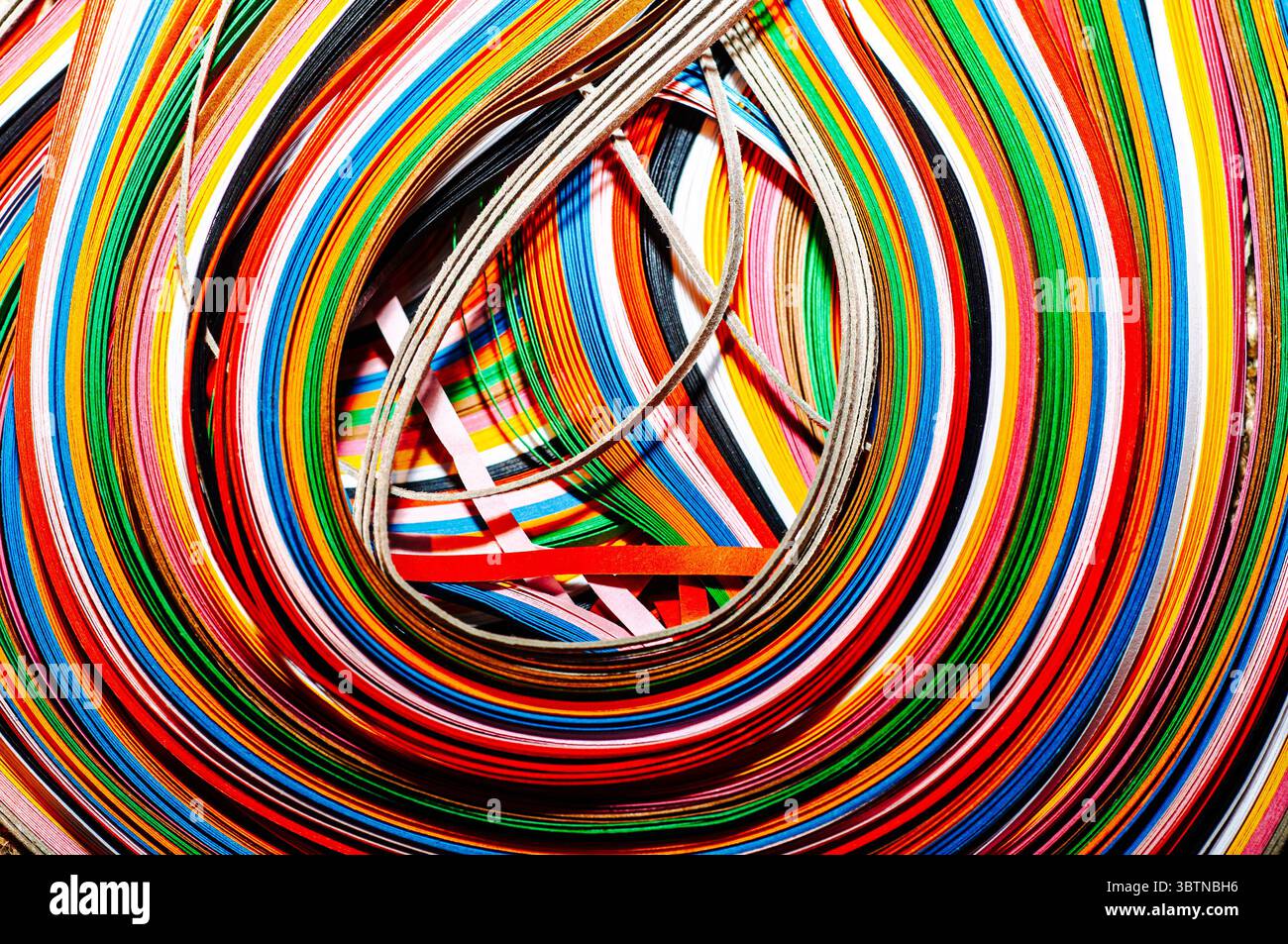 Un vivace primo piano di strisce multicolore in onde fluide. Perfetto per sfondi astratti, design creativo o stock a tema artigianato e colore Foto Stock