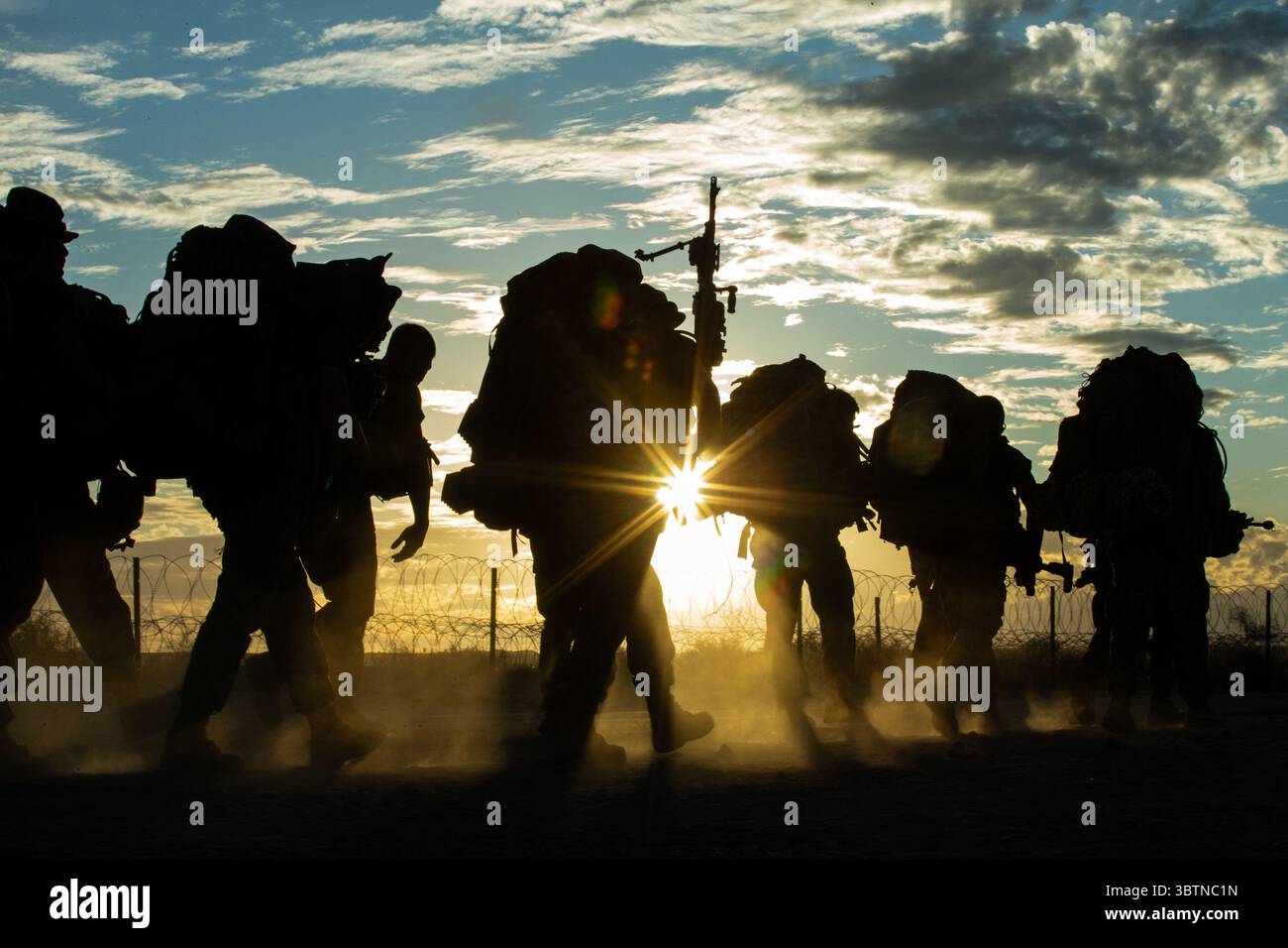 2 novembre 2019 - Twentynine Palms, California, USA - Marines USA con 7th Marine Regiment, 1st Marine Division conducono un'escursione a Camp Wilson, Marine Corps Air Ground Combat Center, Twentynine Palms, California, 2 novembre 2019. Il reggimento sta partecipando come forza avversaria all'esecuzione della MAGTF Warfighting Exercise (MWX) 1-20. MWX è la più grande esercitazione non scritta, forza sulla forza, condotta dalla 2nd Marine Division in diversi decenni. (Immagine di credito: © U.S. Marines/ZUMA Wire/ZUMAPRESS.com) Foto Stock