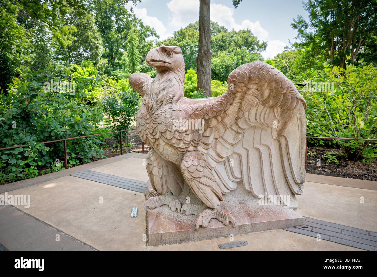 WASHINGTON DC - la Pennsylvania Railroad Station Eagle dello scultore Adolph A. Weinman è esposta allo Smithsonian's National Zoo in Connecticut Avenue. La scultura in granito rosa alta 1,5 metri è una delle ventidue aquile che originariamente abbellivano la stazione ferroviaria della Pennsylvania a New York. La stazione neoclassica, progettata dopo la Villa Adriana vicino a Roma, copriva 7,5 acri (3 ettari) sulla Eighth Avenue nel centro di Manhattan e costava oltre 120 milioni di dollari quando fu completata nel 1910. Quando la stazione fu demolita nel 1965, questa aquila fu donata allo Smithsonian Institution. La scultura Foto Stock