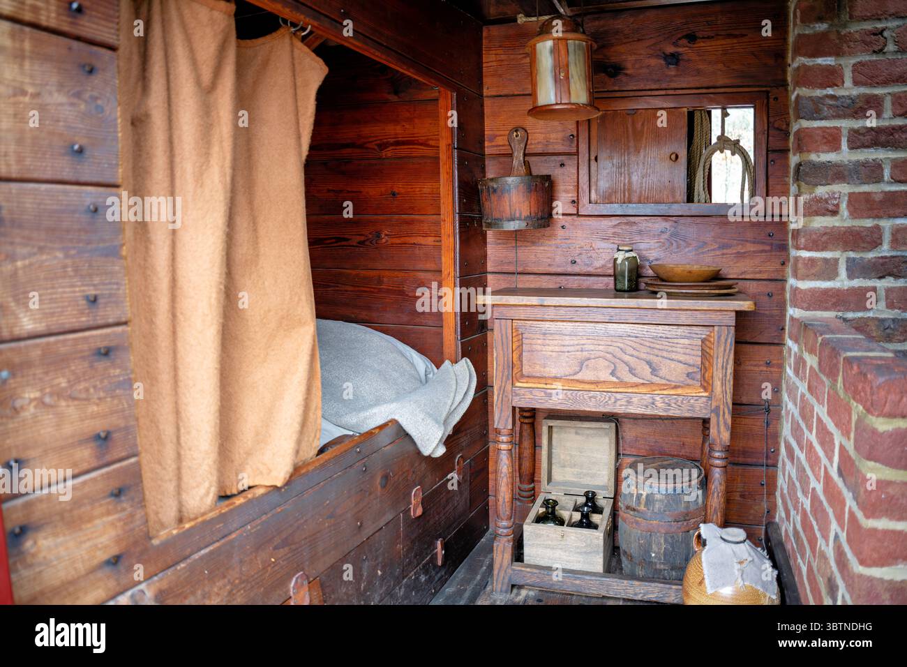 Jamestown Settlement Williamsburg // JAMESTOWN, Virginia - la replica della nave Discovery a Jamestown Settlement rappresenta la più piccola delle tre navi che portarono coloni inglesi in Virginia nel 1607. Costruita nel 2007, questa riproduzione di pinnazzi misura 66 metri di lunghezza ed è caratterizzata da dettagli costruttivi accurati nel periodo. La Discovery originale rimase in Virginia per esplorare la baia di Chesapeake mentre le sue navi compagne tornarono in Inghilterra. Foto Stock