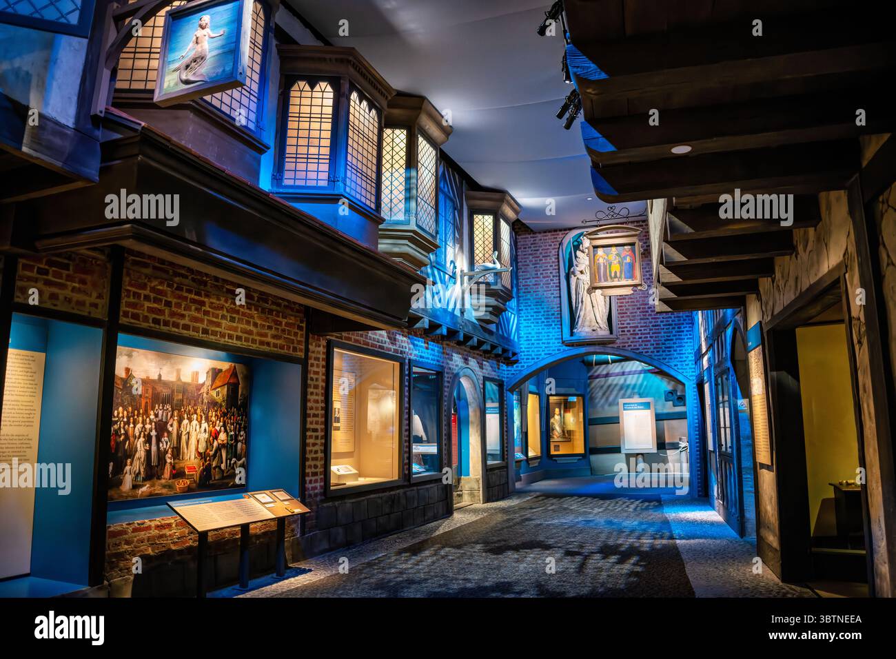 Jamestown Settlement Museum Interior Jamestown Virginia // JAMESTOWN, Virginia - le gallerie interne del museo Jamestown Settlement mostrano mostre che esaminano la storia della Virginia del XVII secolo, tra cui i popoli Powhatan, inglesi e dell'Africa centro occidentale che hanno plasmato il primo periodo coloniale. Il museo ospita oltre 500 manufatti che vanno da oggetti rari a oggetti di uso quotidiano, tra cui soffietti in legno utilizzati dai fabbri dell'Africa centro-occidentale, una mappa inglese del 1612 del capitano John Smith e perline rituali in pietra scolpite dalle mani indigene. Le gallerie presentano esposizioni interattive, diorama Foto Stock