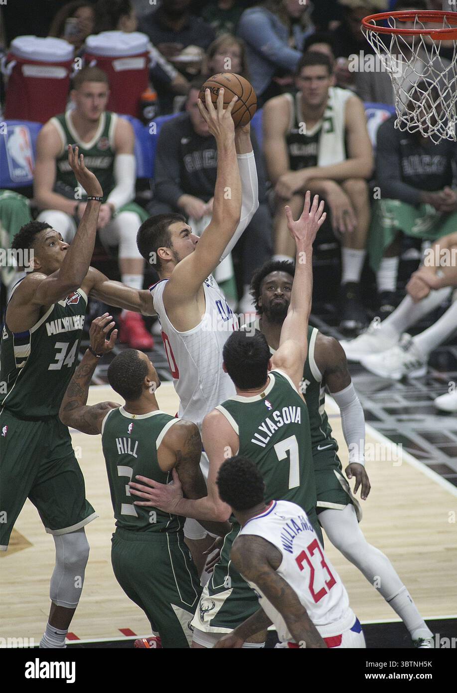 6 novembre 2019, Los Angeles, California, Stati Uniti d'America: Ivica Zubac n. 40 dei Los Angeles Clippers va a caccia di una dunk durante la loro partita NBA contro i Milwaukee Bucks giovedì 7 novembre 2019 allo Staples Center di Los Angeles, California. I Clippers perdono contro Bucks, 124-129. ARIANA RUIZ/PI (immagine di credito: © Prensa Internacional via cavo ZUMA) Foto Stock