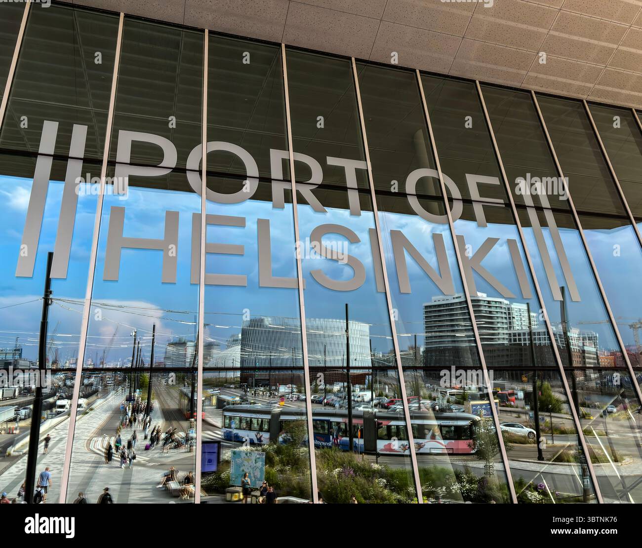 Cartello del porto di Helsinki e riflessi sulla parte anteriore dell'edificio del terminal 2 del porto ovest, Helsinki, Finlandia. Foto Stock