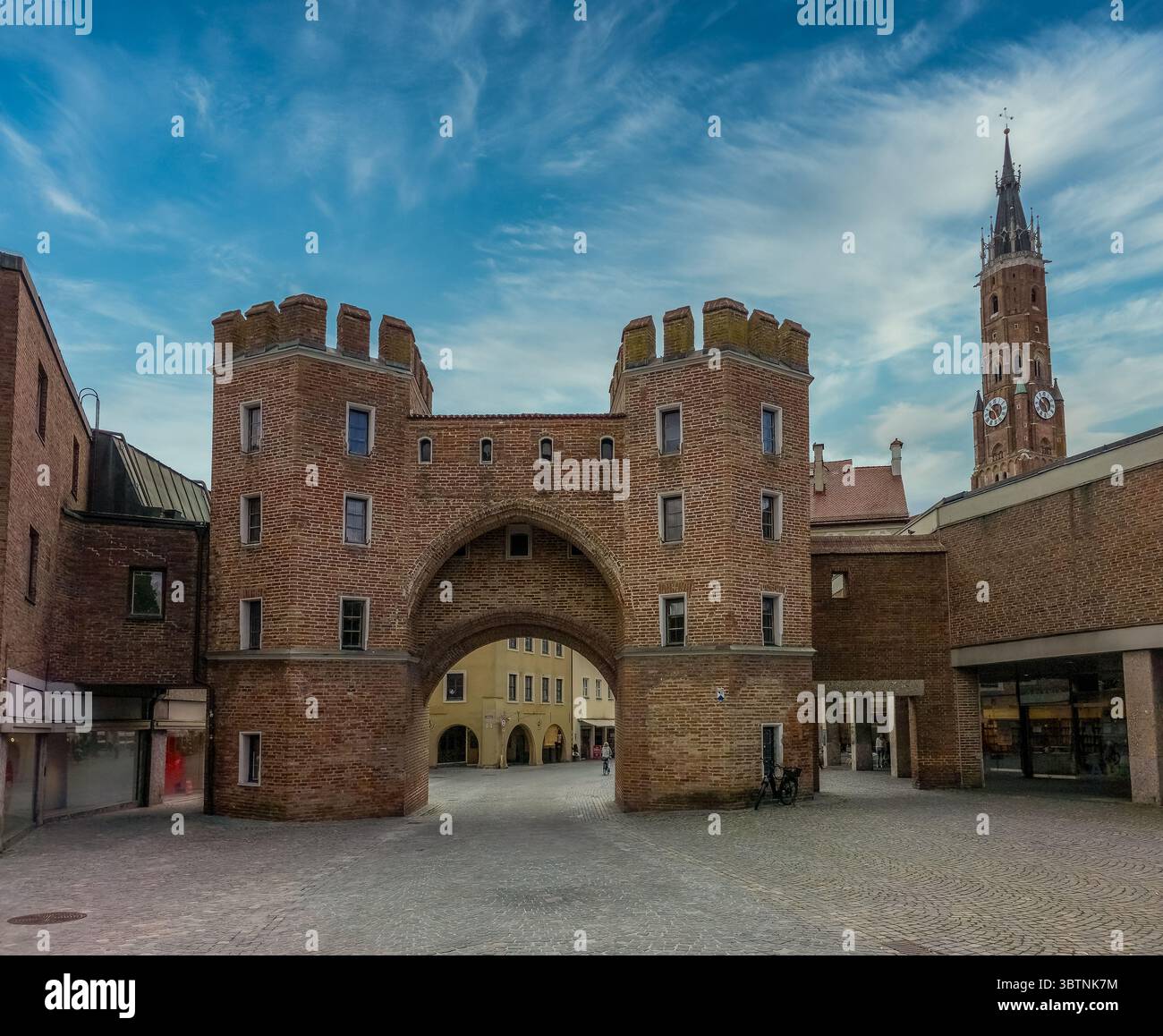 Vista di Ländtor, la porta medievale in mattoni della città di Landhut, Germania, con due torri, cielo blu Foto Stock