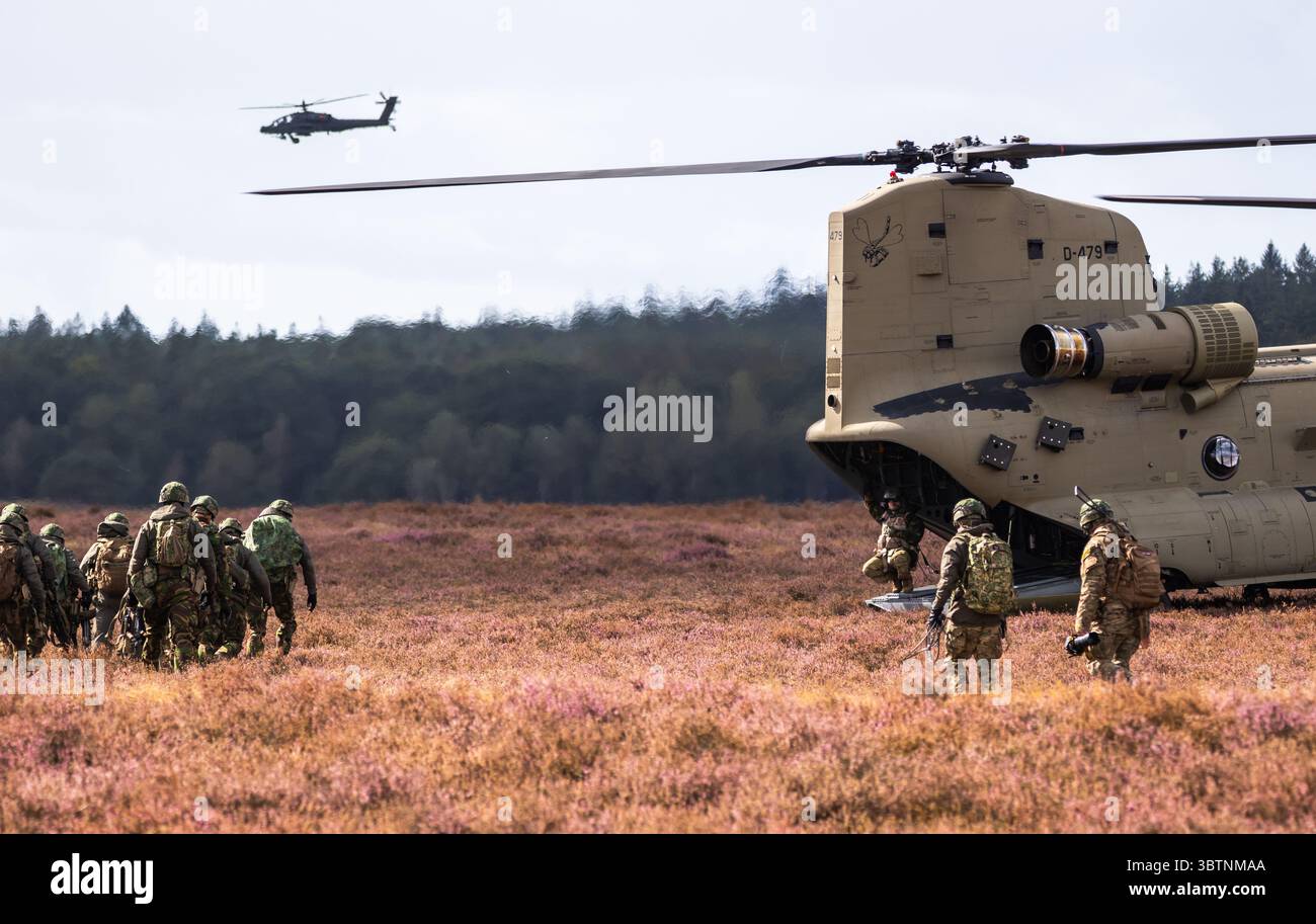 Soldati olandesi dell'11th Airmobile Brigade che si imbarcano su un elicottero CH-47F Chinook durante un'operazione airmobile. Paesi Bassi - 17 settembre 202 Foto Stock