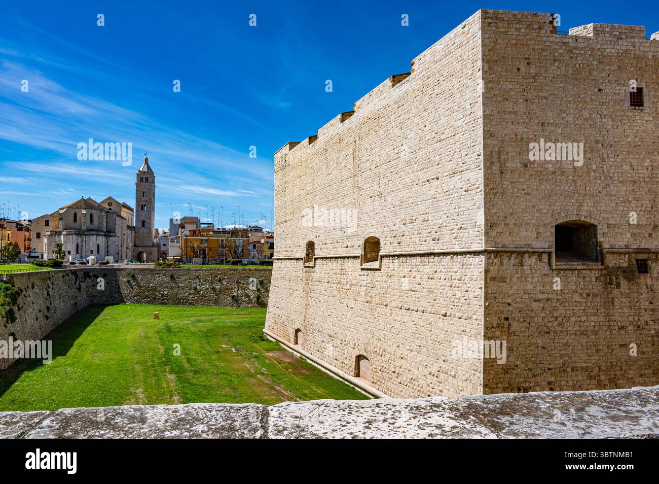 Cattedrale di Barletta vista dal Castello di Barletta in una luminosa giornata primaverile Foto Stock