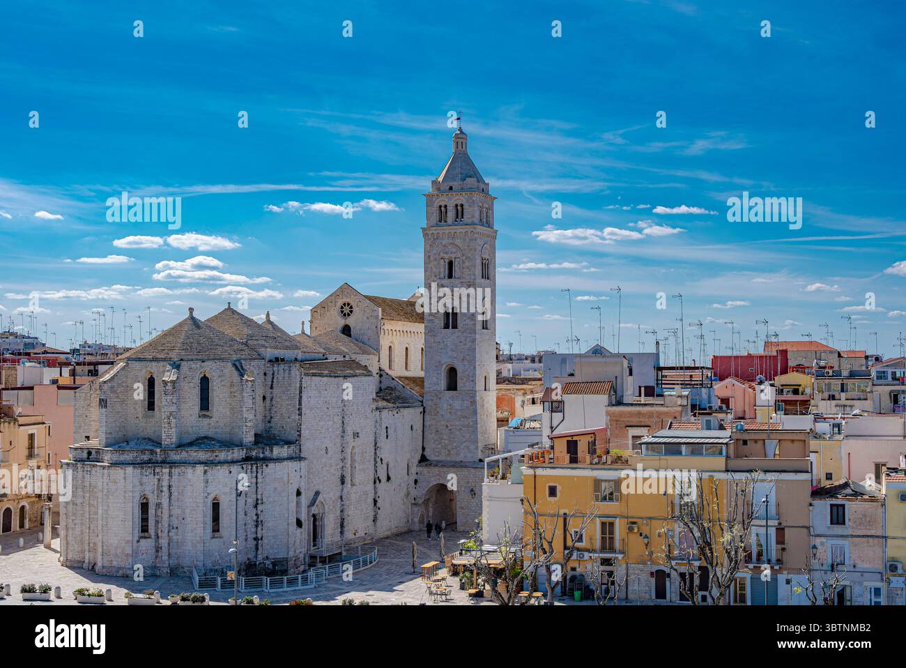 Cattedrale di Barletta vista dal Castello di Barletta in una luminosa giornata primaverile Foto Stock