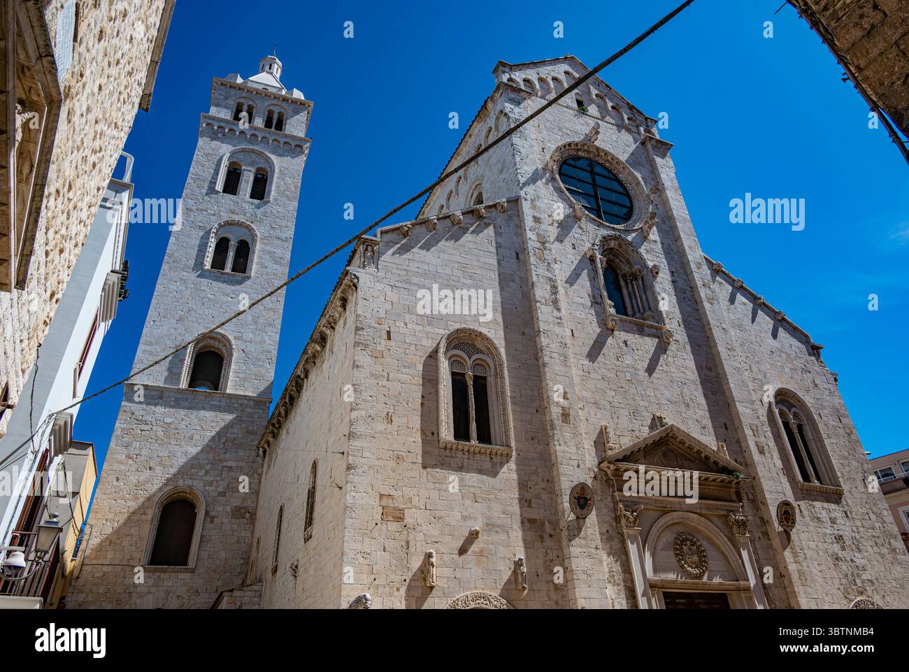 Facciata della Cattedrale di Barletta con il Campanile Foto Stock