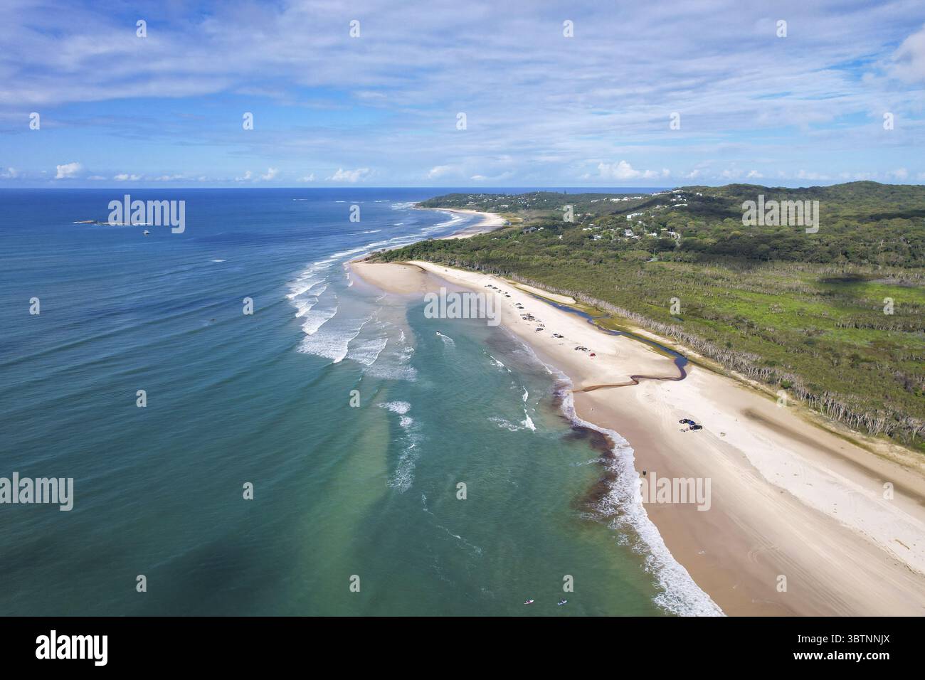 Vista aerea delle onde turchesi che si infrangono sulla sabbia dorata, dove il fiume incontra il mare, dipingendo una vivace scena costiera, Saxmundham, Inghilterra, Regno Unito. Foto Stock