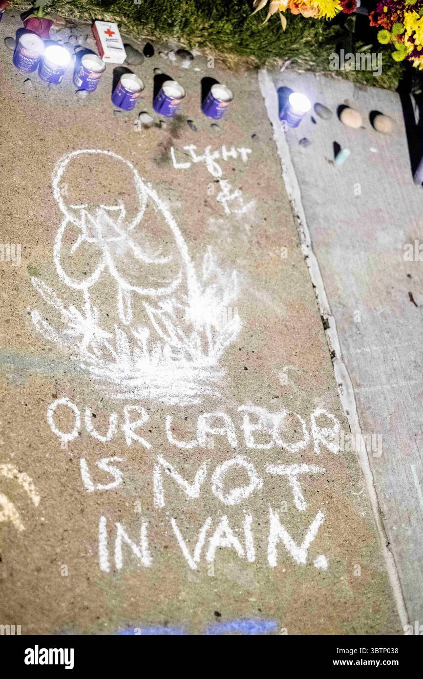 27 ottobre 2019, Pittsburgh, Pennsylvania, Stati Uniti: ''il nostro lavoro non è invano'' scritto sul marciapiede di fronte alla sinagoga Tree of Life..un anno dopo la sparatoria alla sinagoga Tree of Life a Squirrel Hill, molti tornano alla sinagoga per porgere i loro omaggi. (Immagine di credito: © Aaron Jackendoff/SOPA Images via ZUMA Wire) Foto Stock