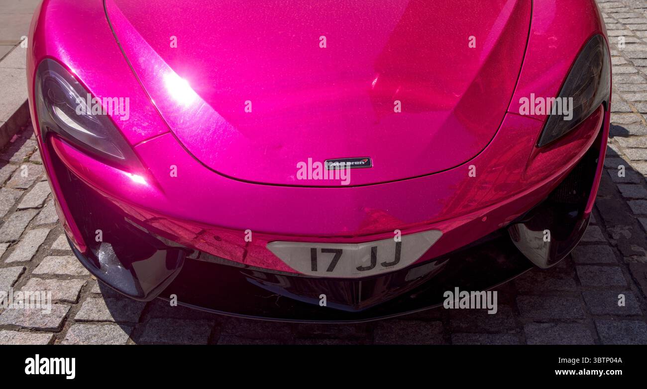 Supercar di lusso McLaren 540 2016, registrazione 17JJ, fuori St Pancras Hotel, Londra, Regno Unito Foto Stock