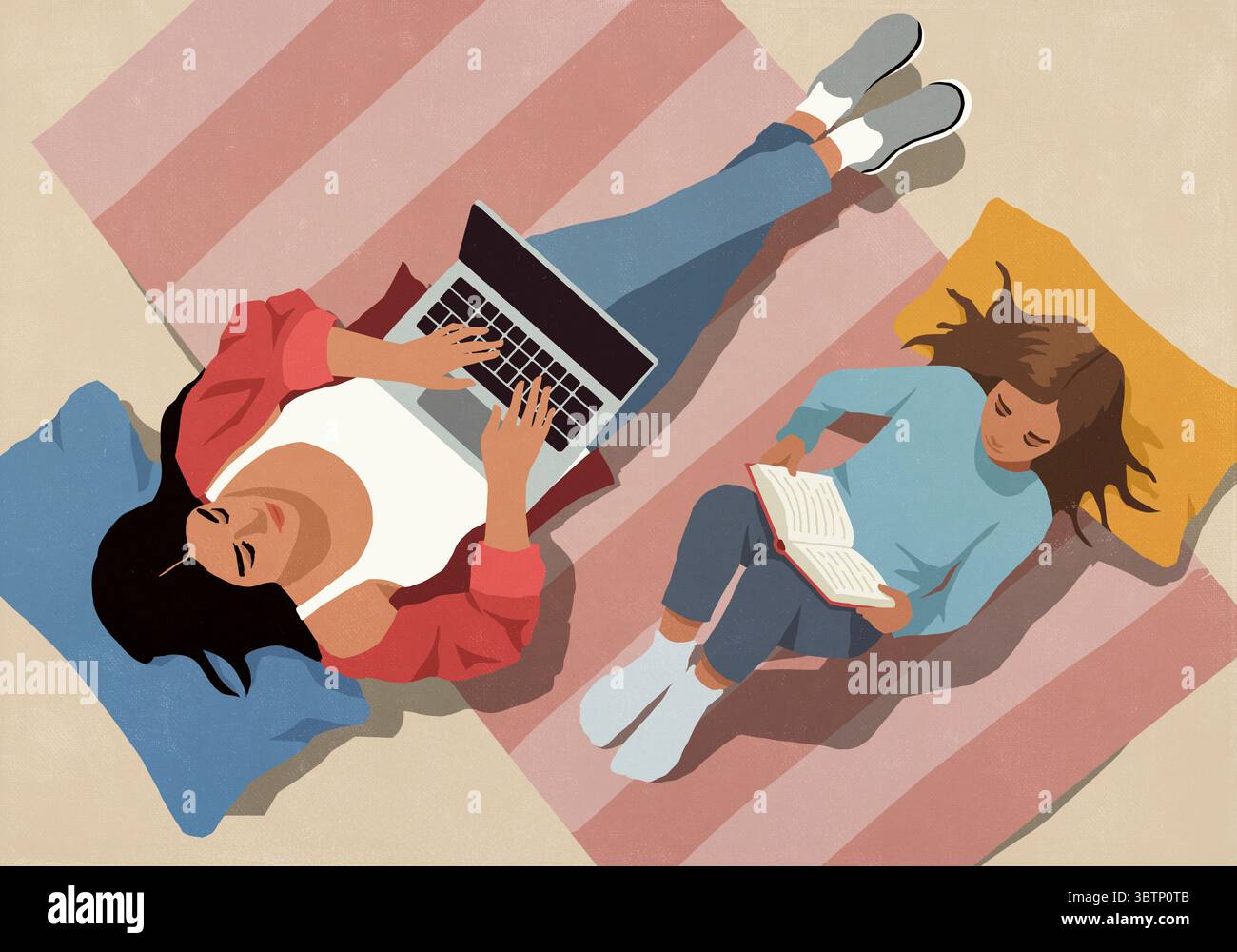 Vista dall'alto della madre che lavora al laptop accanto alla figlia che legge un libro sul pavimento di casa Foto Stock