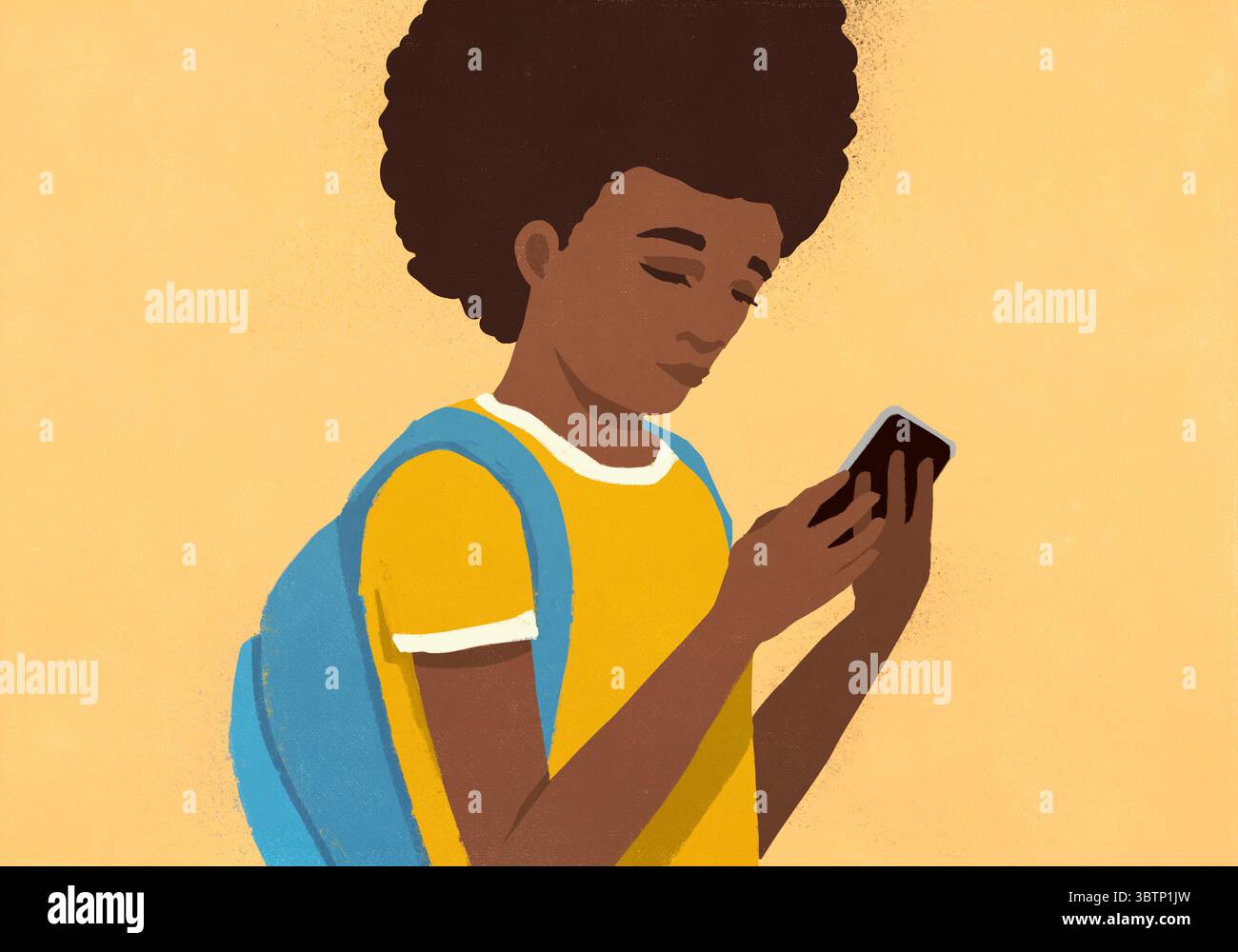 Studentessa con zaino che usa lo smartphone su sfondo giallo Foto Stock
