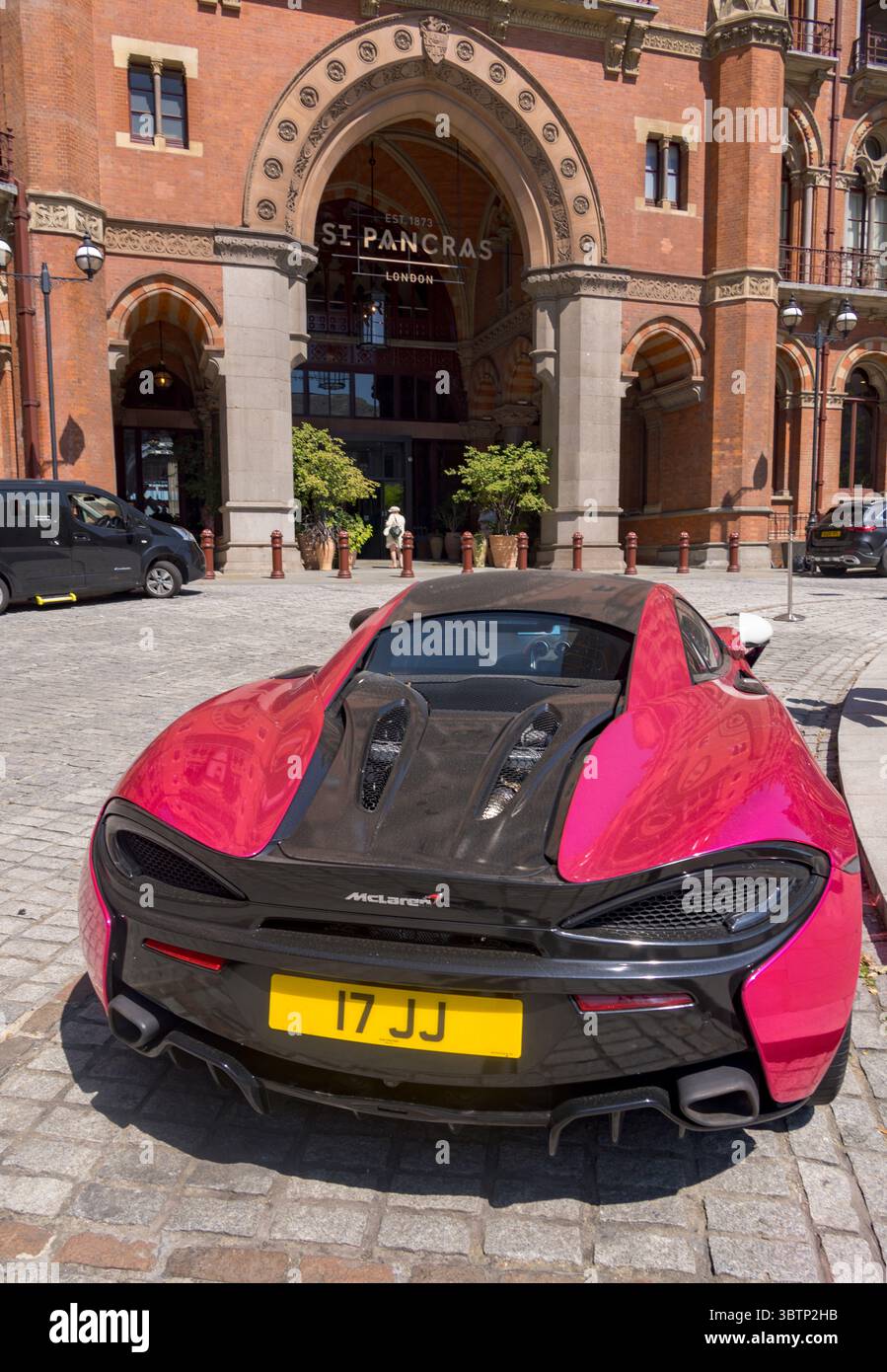 Supercar di lusso McLaren 540 2016, registrazione 17JJ, fuori St Pancras Hotel, Londra, Regno Unito Foto Stock