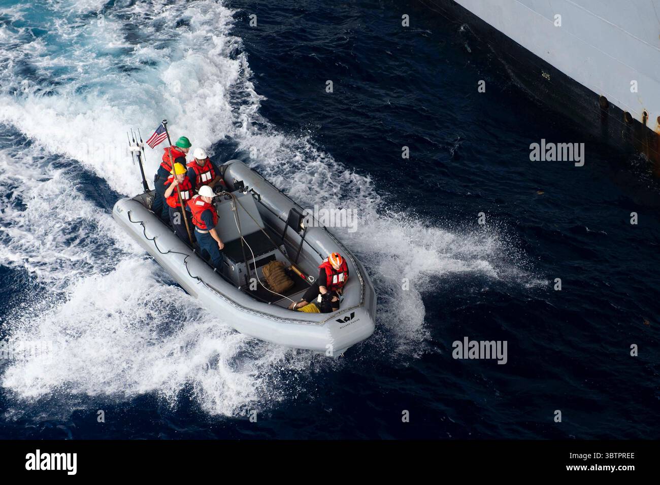 6 novembre 2019 - Oceano Atlantico - i marinai statunitensi gestiscono un gommone a scafo rigido (RHIB) insieme alla portaerei USS John C. Stennis (CVN 74) nell'Oceano Atlantico, 5 novembre 2019. Il John C. Stennis sta conducendo operazioni di routine a sostegno del comandante della Naval Air Force Atlantic. (Immagine di credito: © U.S. Navy/ZUMA Wire/ZUMAPRESS.com) Foto Stock 6 novembre 2019 - Oceano Atlantico - i marinai statunitensi gestiscono un gommone a scafo rigido (RHIB) insieme alla portaerei USS John C. Stennis (CVN 74) nell'Oceano Atlantico, 5 novembre 2019. Il John C. Stennis sta conducendo operazioni di routine a sostegno del comandante della Naval Air Force Atlantic. (Immagine di credito: © U.S. Navy/ZUMA Wire/ZUMAPRESS.com) Foto Stock