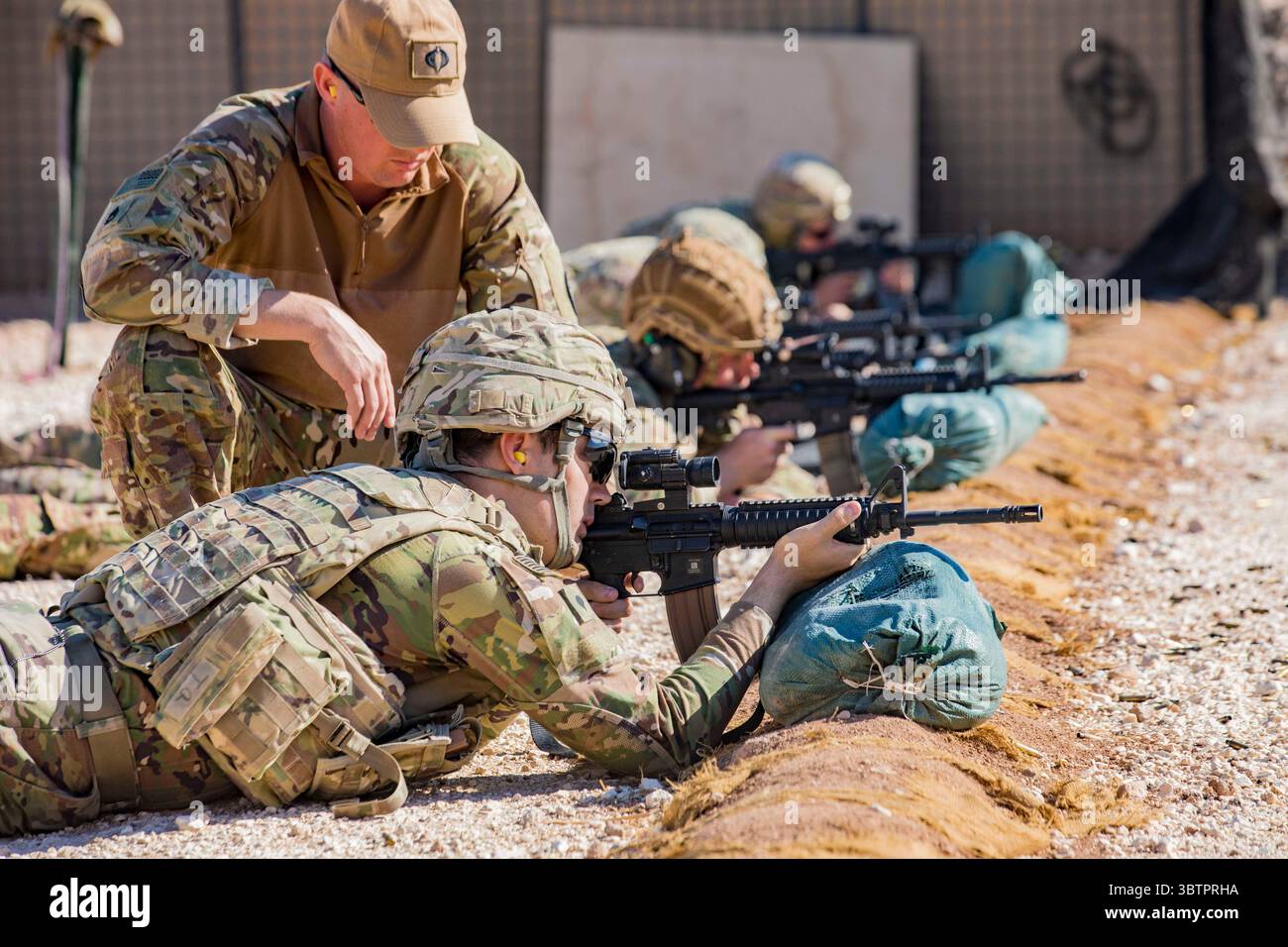 8 novembre 2019 - Siria - soldati statunitensi nel 4th Battalion, 118th Infantry Regiment, 30th Armored Brigade Combat Team, North Carolina Army National Guard, attaccati alla 218th Maneuver Enhancement Brigade, South Carolina Army National Guard, conducono una gamma per mantenere la competenza nelle armi; questi soldati forniscono M2A2 Bradley Fighting Vehicles per il supporto alla Combined Joint Task Force-Operation Inherent Resolve (CJTF-OIR) Eastern Syria 5 novembre 2019. Le truppe di fanteria meccanizzata collaboreranno con le forze democratiche siriane per sconfiggere i resti dell'ISIS e proteggere le infrastrutture critiche nell'est Foto Stock