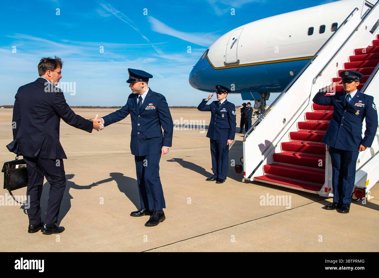 11 novembre 2019 - Joint base Andrews, Maryland, USA - il segretario alla difesa Mark T. Esper parte per New York, dalla Joint base Andrews, Maryland, 11 novembre 2019. (Immagine di credito: © DoD/ZUMA Wire/ZUMAPRESS.com) Foto Stock