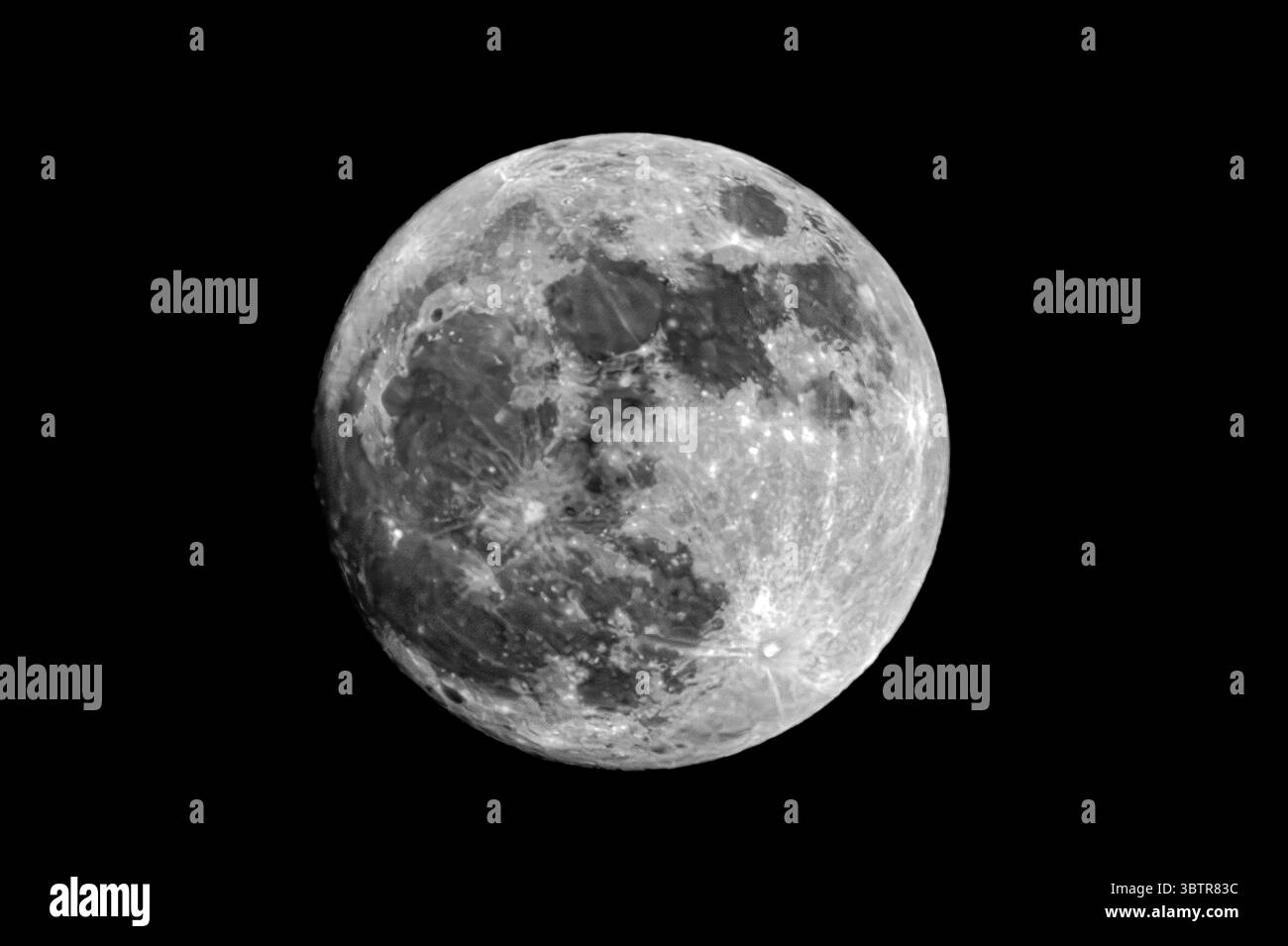 Questa splendida immagine mostra una luna piena, enfatizzando i crateri e le caratteristiche su uno sfondo scuro Foto Stock