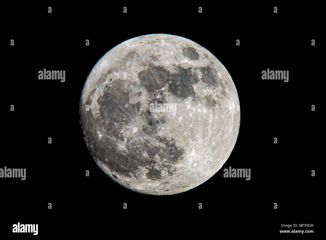 Questa splendida immagine mostra una luna piena, enfatizzando i crateri e le caratteristiche su uno sfondo scuro Foto Stock