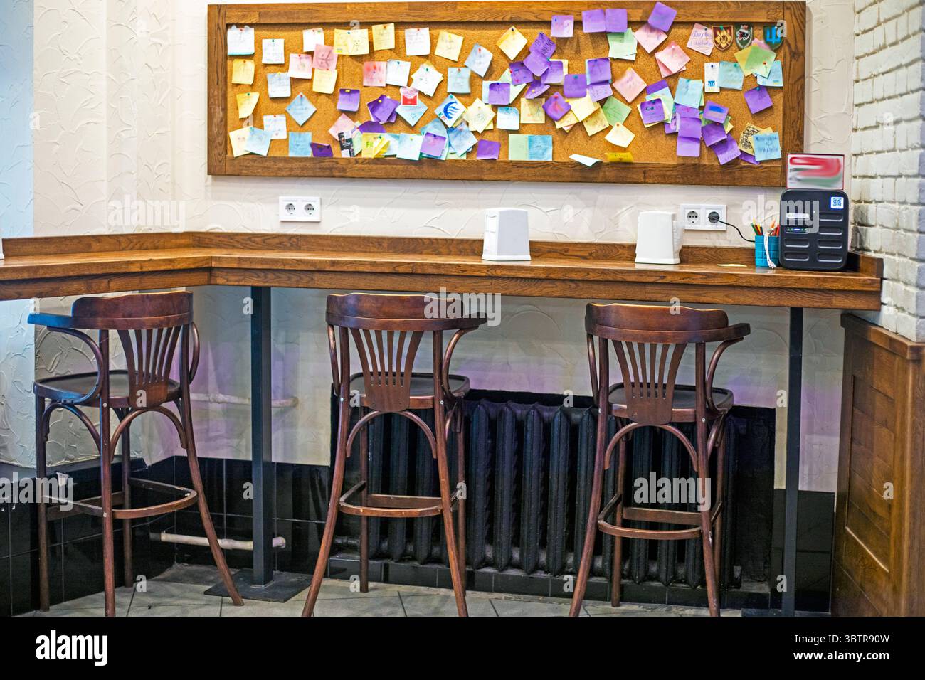 note e note di gratitudine in un intimo caffè interno Foto Stock