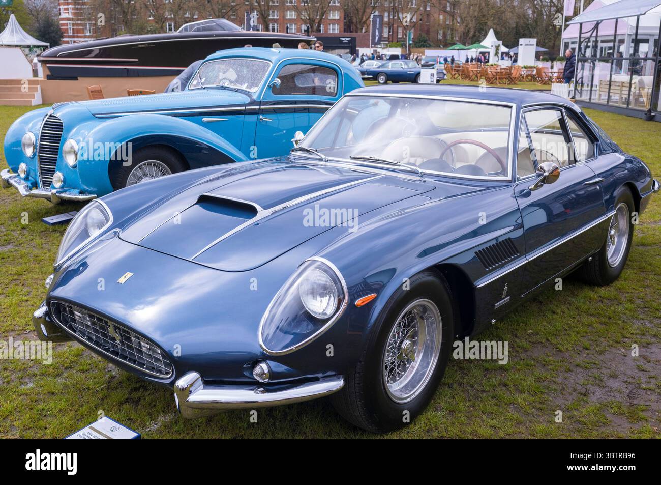 Tradizionale 1962 Ferrari 400 Superamerica SWB Coupé Aerodinamico auto sportiva in vendita al Salon prive London Concours de Vente esposizione di auto d'epoca in g Foto Stock