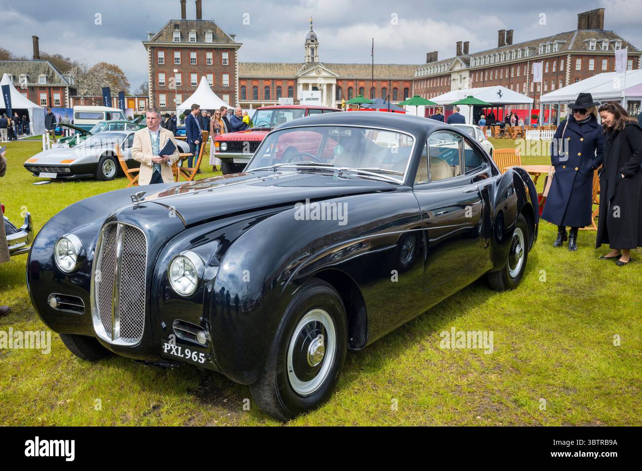 I visitatori ispezionano la tradizionale vettura Bentley R Type la Sarthe del 1953 in vendita al Salon prive London Concours de Vente, esposizione di auto d'epoca nei terreni del Foto Stock