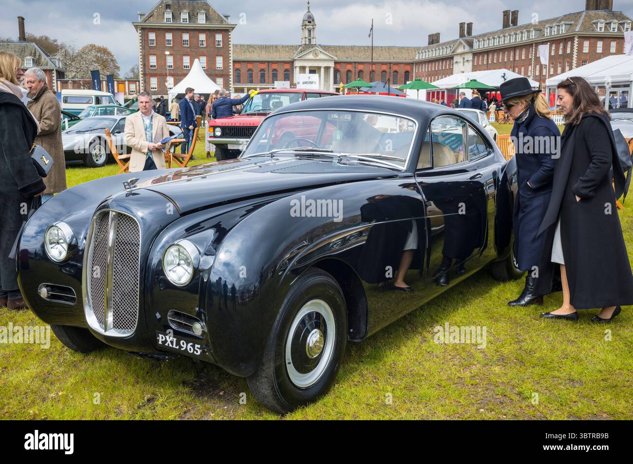 I visitatori ispezionano la tradizionale vettura Bentley R Type la Sarthe del 1953 in vendita al Salon prive London Concours de Vente, esposizione di auto d'epoca nei terreni del Foto Stock