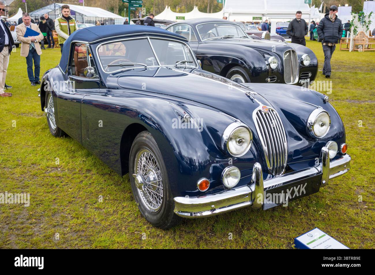 Tradizionale JAGUAR XK140 DHC 1955 in vendita al Salon prive London Concours de Vente, esposizione di auto d'epoca nei giardini del Royal Hospital Foto Stock