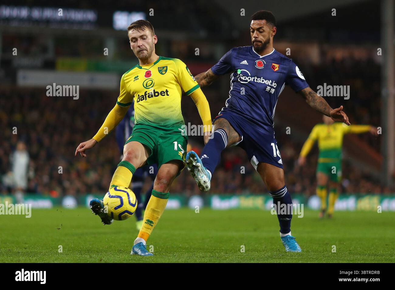 8 novembre 2019, Norwich, Regno Unito: Tom Trybull di Norwich City e Andre Gray di Watford in azione durante la partita di Premier League tra Norwich City e Watford FC a Carrow Road....Punteggio finale; Norwich City 0 Watford FC 2 (immagine di credito: © Richard Calver/SOPA Images via ZUMA Wire) Foto Stock