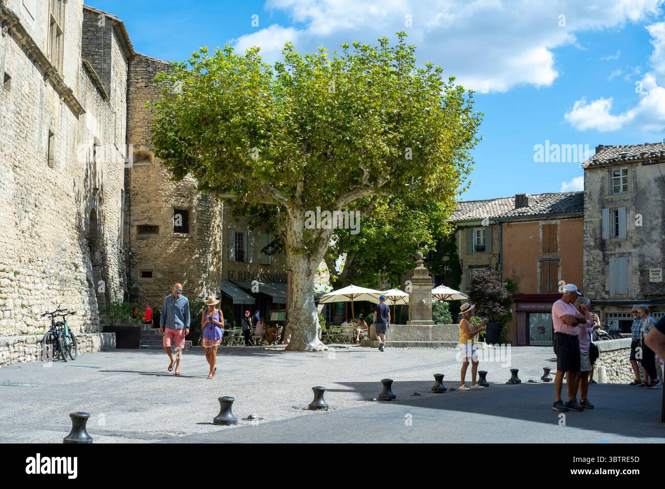 Scena di strada e cena al ristorante nella piazza della città di Gordes nel Luberon, parte della Provenza, dipartimento di Vaucluse, Francia meridionale Foto Stock