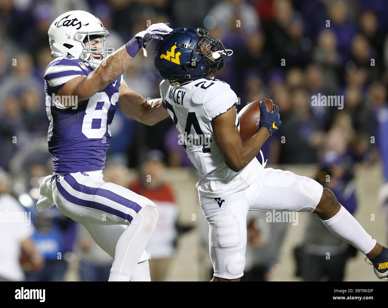 16 novembre 2019, Manhattan, Kansas, USA: Il cornerback della Virginia Occidentale Hakeem Bailey (24) intercetta un passaggio dal quarterback di K-State Skylar Thompson (10) destinato al wide receiver di K-State Dalton Schoen (83) sulla linea della porta a pochi secondi dalla fine del ritorno di K-State il 16 novembre 2019. La Virginia Occidentale sconfisse K-State 24-20 a Manhattan. (Immagine di credito: © TNS via cavo ZUMA) Foto Stock