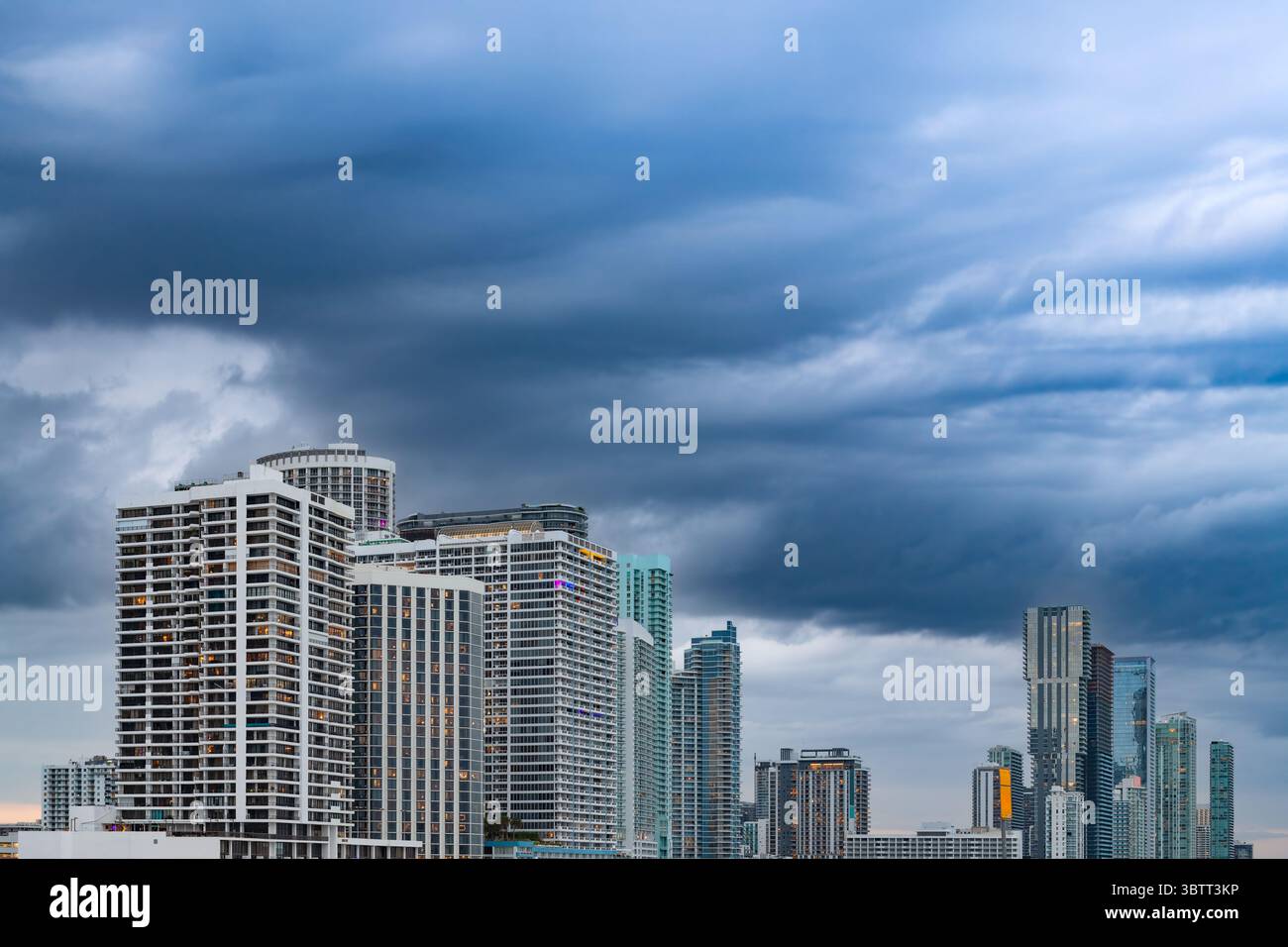 Gli imponenti edifici residenziali del centro di Miami, che mostrano un paesaggio urbano moderno contro un cielo spettacolare. Foto Stock