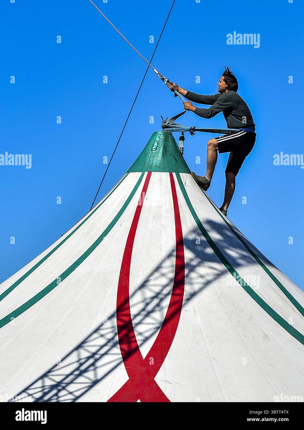 31 dicembre 2013, Whitehall, PA, USA: Christian Bellucci sale facilmente fino alla cima della tenda del circo per fissare la cima prima che venga sollevata. Il Cirque Bellucci, un circo itinerante italiano dal 1909, arriva a Whitehall, Pa. E inizia a sistemarsi nel parcheggio del centro commerciale Lehigh Valley Mall mercoledì 24 aprile 2019. (Immagine di credito: © TNS via cavo ZUMA) Foto Stock