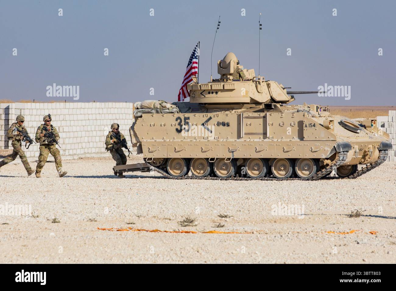 11 novembre 2019 - Siria - soldati statunitensi nel 4th Battalion, 118th Infantry Regiment, 30th Armored Brigade Combat Team, North Carolina Army National Guard, attaccati alla 218th Maneuver Enhancement Brigade, South Carolina Army National Guard, dimostrano le proprie capacità e il M2A2 Bradley Fighting Vehiclesâ€™ per la stampa orientale Siria 11 novembre 2019. Queste truppe di fanteria meccanizzata sostengono la Joint Task Force combinata - operazione Inherent Resolve e collaborano con le forze democratiche siriane per sconfiggere i resti dell'ISIS e proteggere le infrastrutture critiche nella Siria orientale. (Immagine di credito: © Foto Stock