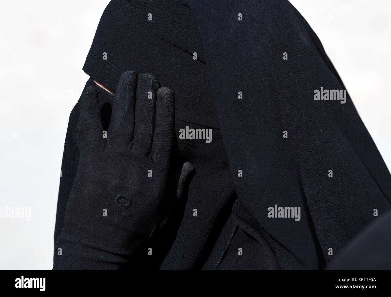 8 novembre 2019, al-Hol, provincia di Hasakah, Siria: La recinzione a catena circonda il campo di al-Hol per le famiglie affiliate all'ISIS nella Siria orientale. Il campo è un'estesa città di tende con una popolazione molto più grande dell'omonima città accanto. Ospita famiglie di combattenti dell'ISIS in sezioni per cittadini siriani, iracheni e stranieri, nonché sfollati che vivevano nel territorio dell'ISIS. Quando la Turchia ha invaso la Siria nord-orientale il mese scorso, le forze curde a guardia di al-Hol hanno ridotto la loro presenza lì per dirigersi verso il confine e combattere. Da allora, né le forze né la recinzione possono mantenere l’ISIS Foto Stock