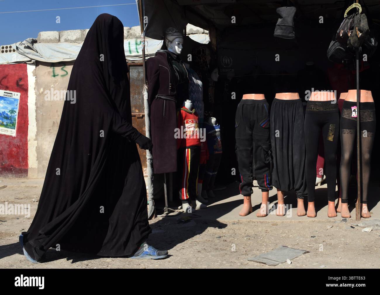 8 novembre 2019, al-Hol, provincia di Hasakah, Siria: La recinzione a catena circonda il campo di al-Hol per le famiglie affiliate all'ISIS nella Siria orientale. Il campo è un'estesa città di tende con una popolazione molto più grande dell'omonima città accanto. Ospita famiglie di combattenti dell'ISIS in sezioni per cittadini siriani, iracheni e stranieri, nonché sfollati che vivevano nel territorio dell'ISIS. Quando la Turchia ha invaso la Siria nord-orientale il mese scorso, le forze curde a guardia di al-Hol hanno ridotto la loro presenza lì per dirigersi verso il confine e combattere. Da allora, né le forze né la recinzione possono mantenere l’ISIS Foto Stock