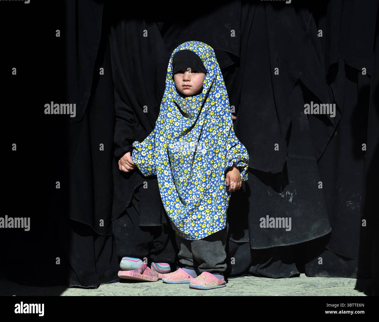 8 novembre 2019, al-Hol, provincia di Hasakah, Siria: La recinzione a catena circonda il campo di al-Hol per le famiglie affiliate all'ISIS nella Siria orientale. Il campo è un'estesa città di tende con una popolazione molto più grande dell'omonima città accanto. Ospita famiglie di combattenti dell'ISIS in sezioni per cittadini siriani, iracheni e stranieri, nonché sfollati che vivevano nel territorio dell'ISIS. Quando la Turchia ha invaso la Siria nord-orientale il mese scorso, le forze curde a guardia di al-Hol hanno ridotto la loro presenza lì per dirigersi verso il confine e combattere. Da allora, né le forze né la recinzione possono mantenere l’ISIS Foto Stock