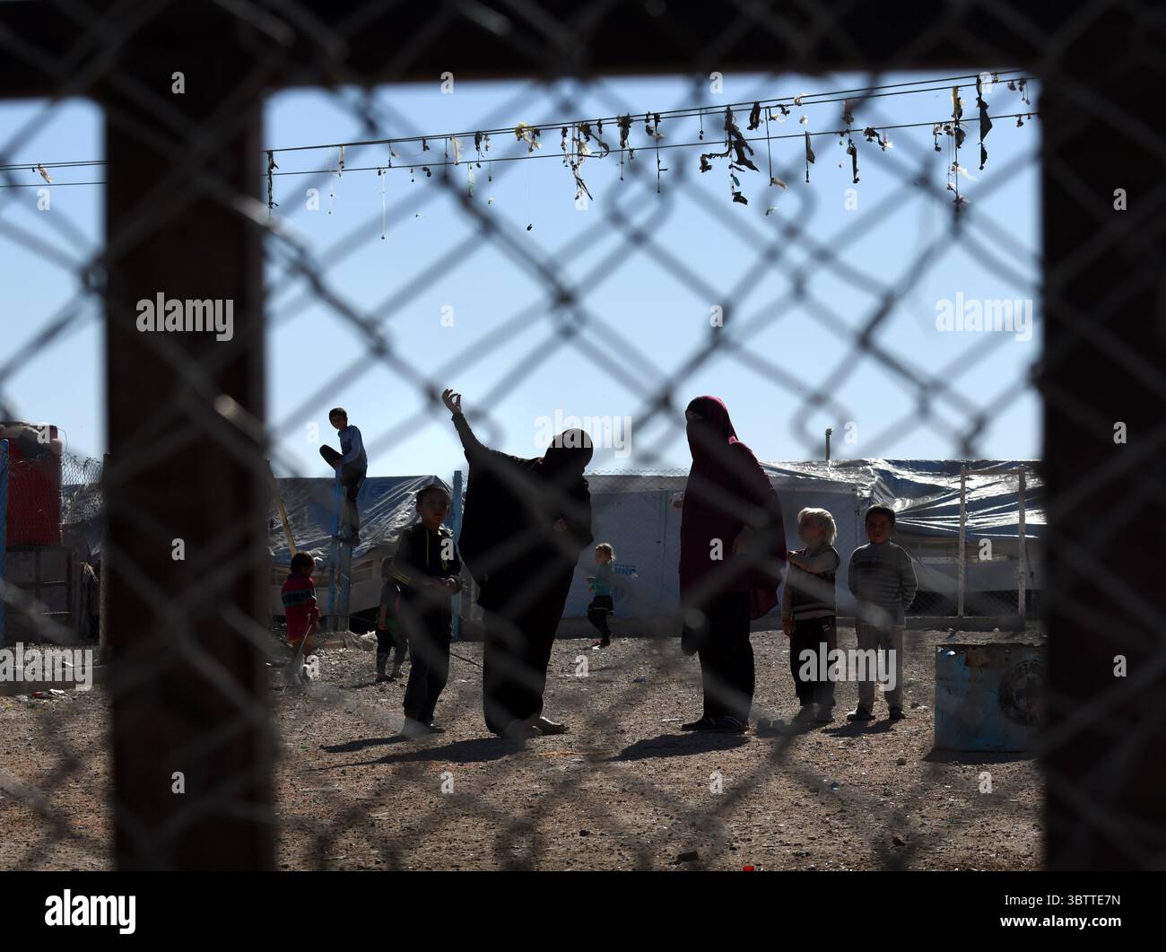 8 novembre 2019, al-Hol, provincia di Hasakah, Siria: La recinzione a catena circonda il campo di al-Hol per le famiglie affiliate all'ISIS nella Siria orientale. Il campo è un'estesa città di tende con una popolazione molto più grande dell'omonima città accanto. Ospita famiglie di combattenti dell'ISIS in sezioni per cittadini siriani, iracheni e stranieri, nonché sfollati che vivevano nel territorio dell'ISIS. Quando la Turchia ha invaso la Siria nord-orientale il mese scorso, le forze curde a guardia di al-Hol hanno ridotto la loro presenza lì per dirigersi verso il confine e combattere. Da allora, né le forze né la recinzione possono mantenere l’ISIS Foto Stock