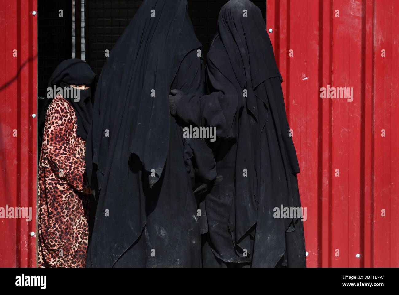 8 novembre 2019, al-Hol, provincia di Hasakah, Siria: La recinzione a catena circonda il campo di al-Hol per le famiglie affiliate all'ISIS nella Siria orientale. Il campo è un'estesa città di tende con una popolazione molto più grande dell'omonima città accanto. Ospita famiglie di combattenti dell'ISIS in sezioni per cittadini siriani, iracheni e stranieri, nonché sfollati che vivevano nel territorio dell'ISIS. Quando la Turchia ha invaso la Siria nord-orientale il mese scorso, le forze curde a guardia di al-Hol hanno ridotto la loro presenza lì per dirigersi verso il confine e combattere. Da allora, né le forze né la recinzione possono mantenere l’ISIS Foto Stock