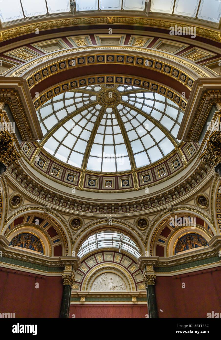 Londra, Regno Unito - 21 luglio 2025 - stile architettonico neoclassico trovato all'interno delle Barry Rooms della National Gallery, caratterizzato da caratteristiche come t Foto Stock